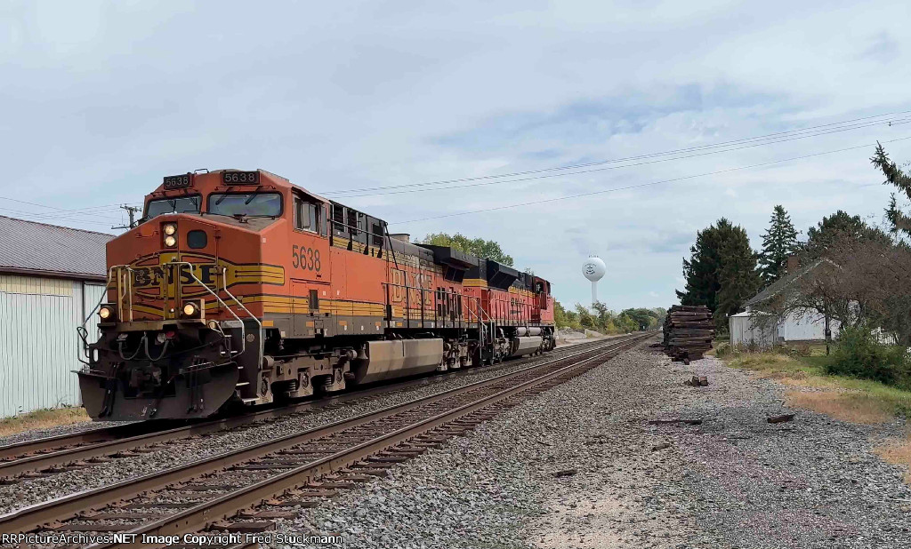 BNSF 5638 approaches SR 60 right behind me.